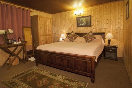 Кровать или кровати в номере Nedous Hotel Gulmarg