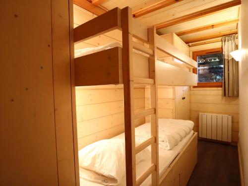 - un lit superposé dans une petite maison dans l'établissement Appartement confortable pour 6 avec balcon et parking aux Gets - FR-1-623-120, aux Gets