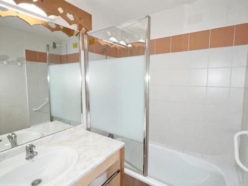 Et badeværelse på Appartement Samoëns, 3 pièces, 6 personnes - FR-1-624-103