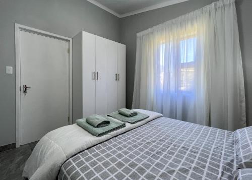 a bedroom with a bed with two towels on it at Voelroepersfontein in Albertinia