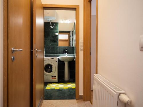 A bathroom at Cozy Central Apt with Garage at GOZSDU Passage