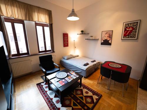 A seating area at Cozy Central Apt with Garage at GOZSDU Passage
