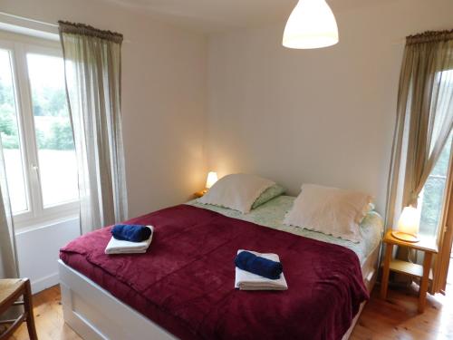 ein Schlafzimmer mit einem Bett mit zwei Handtüchern darauf in der Unterkunft Campagne et confort avec piscine chauffée in Carsac-Aillac