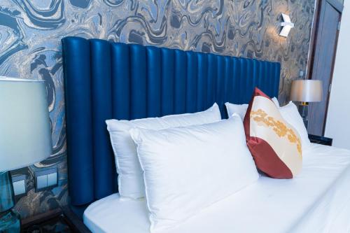 Postel nebo postele na pokoji v ubytování Terraform Hotel