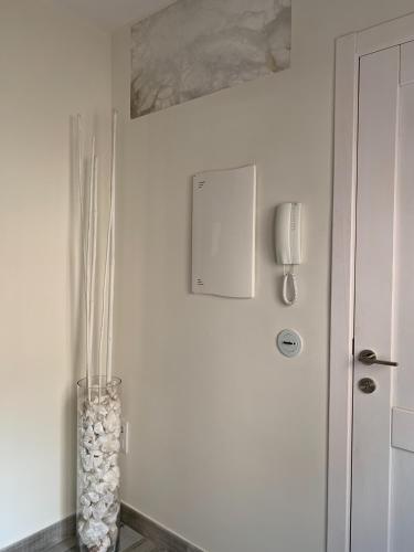 a white room with a vase on the wall at Casa Chus in Albarracín