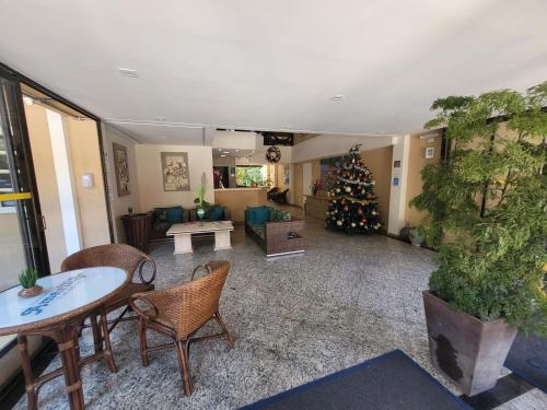 a living room with a christmas tree in the middle at Flat Amarilis Apartamento 202 in Riviera de São Lourenço