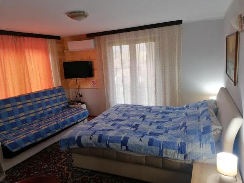 1 dormitorio con 1 cama y 1 sofá en Markov konak, en Babušnica