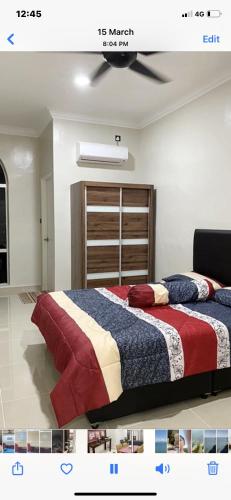 ein Schlafzimmer mit einem großen Bett in einem Zimmer in der Unterkunft Santai Homestay Kangar in Kangar