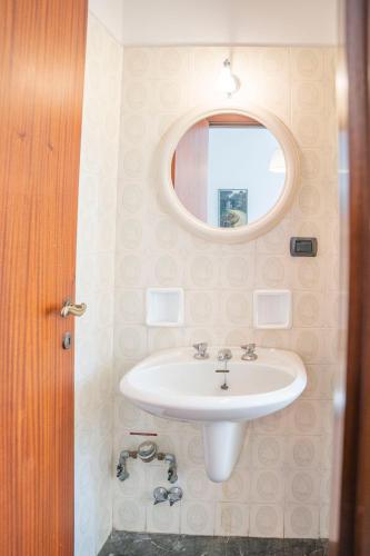 a bathroom with a sink and a mirror at 083 - Casa Grande con Attico condominiale vista mare, 500 metri dalla spiaggia in Chiavari