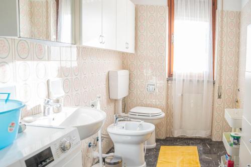 a bathroom with a toilet and a sink at 083 - Casa Grande con Attico condominiale vista mare, 500 metri dalla spiaggia in Chiavari