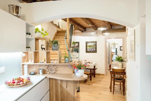 Home Dren في Prepotto: مطبخ مع ممر وغرفة طعام