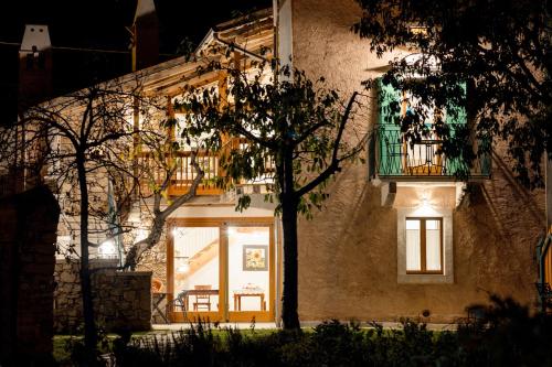 - un bâtiment avec une fenêtre et un balcon dans l'établissement Home Dren, à Prepotto