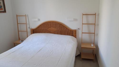 1 dormitorio con 1 cama y 2 estanterías en Villa NinniTina, en Noto