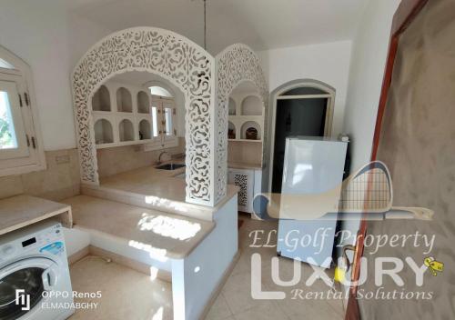 una cucina con lavatrice e asciugatrice in una casa di Villa 4 Bed Rooms-North Golf-GN24 a Hurghada