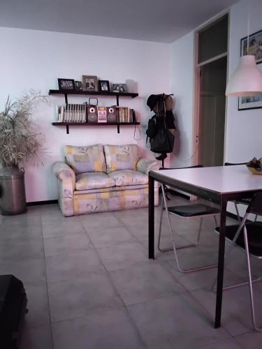 Maria Delicia في غودوي كروز: غرفة معيشة مع أريكة وطاولة