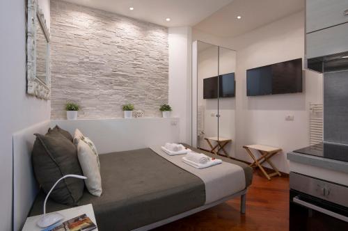 A television and/or entertainment centre at DESIGN DISTRICT- NAVIGLI Mini Appartamento Via Tortona 66