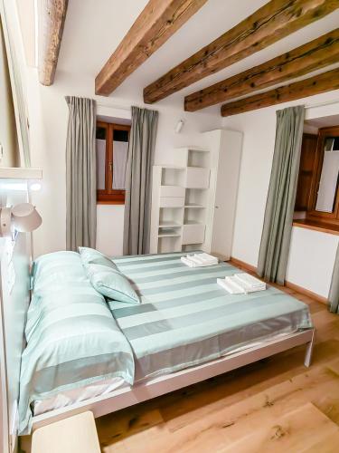 a bedroom with a large bed with blue sheets at Home Dren in Prepotto