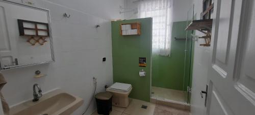 Bilik mandi di Quintal da Bella Hostel