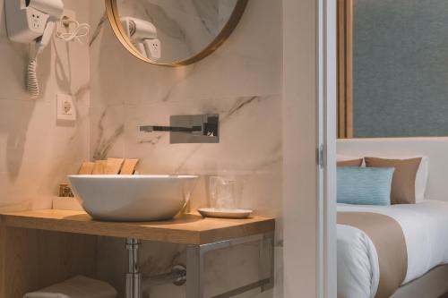 Ένα ή περισσότερα κρεβάτια σε δωμάτιο στο HOTEL CANDOR