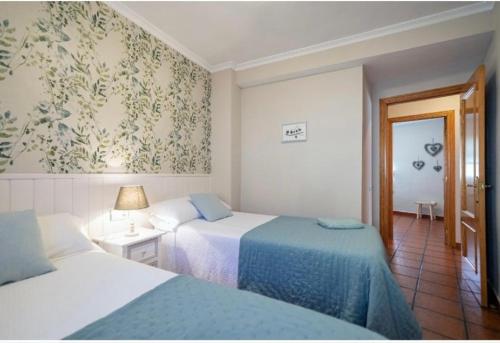 um quarto de hotel com duas camas e um espelho em Casa Rural Verde Salvia em Arcos de las Salinas