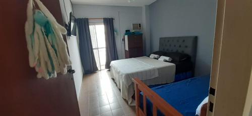 una camera da letto con due letti e una finestra di Depto Temporario Centro Corrientes a Corrientes