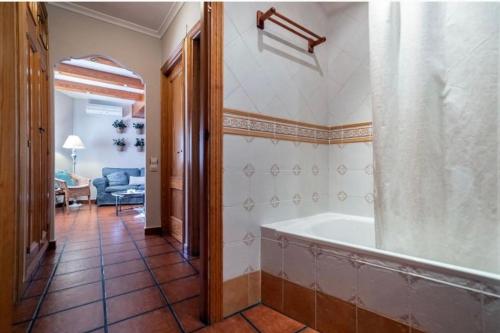 Arcos de las Salinas的住宿－Casa Rural Verde Salvia，带浴缸的浴室和客厅。