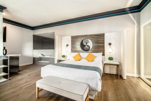 Un ou plusieurs lits dans un hébergement de l'établissement Aspire Inn Studios & Spas