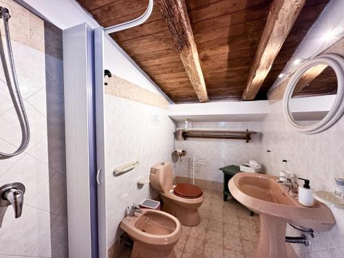 bagno con 2 servizi igienici e lavandino di Calauriia Apartments Marzamemi a Marzamemi