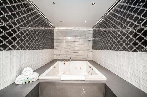 Salle de bains dans l'établissement Aspire Inn Studios & Spas