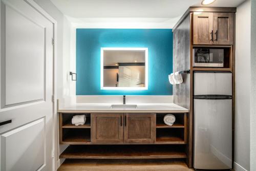 Photo de la galerie de l'établissement Aspire Inn Studios & Spas, à Bellflower