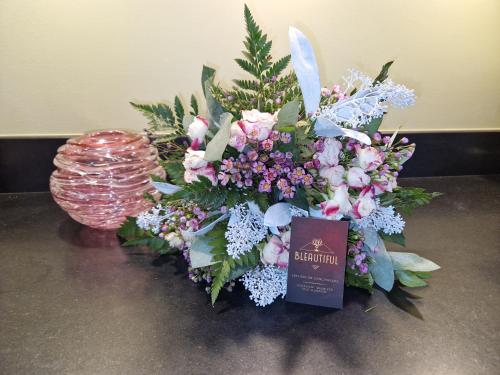 un bouquet de fleurs sur une table avec un signe dans l'établissement Bleautiful "Blanche" Charmant duplex tout confort, à Fontainebleau