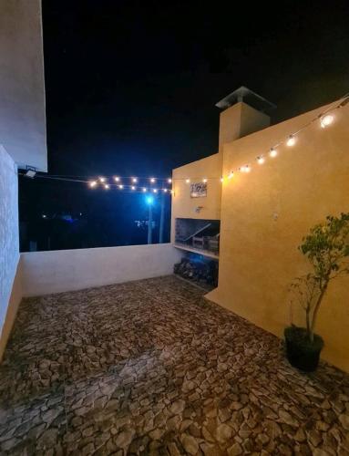 um edifício com luzes de lado à noite em Precioso apartamento a 1km de la playa. em Barra del Chuy