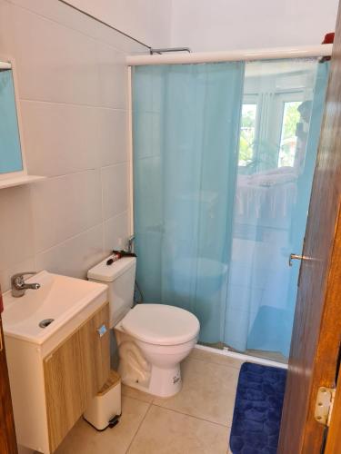 uma casa de banho com um WC, um lavatório e um chuveiro em Precioso apartamento a 1km de la playa. em Barra del Chuy