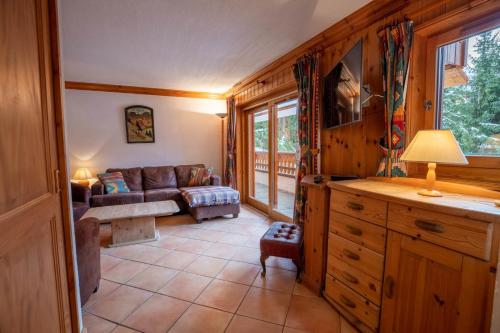 un salon avec un canapé et une table dans l'établissement Krystor 4, à Méribel