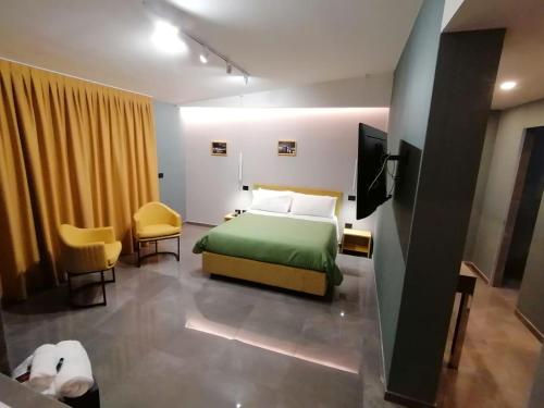 a bedroom with a green bed and a yellow curtain at Hotel XBusiness in Nola