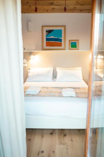 a bedroom with two beds with white pillows at Home Dren in Prepotto