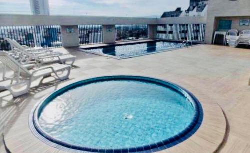 a large swimming pool on top of a building at FLAT PALLADIUM - DE FRENTE - novo in São Vicente