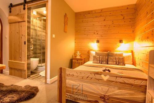 コシチェリスコにあるWilla Sowaの木製の壁のベッドルーム1室