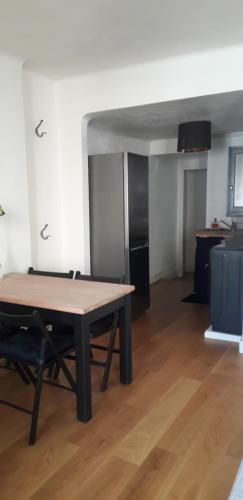 une salle à manger avec une table et un réfrigérateur dans l'établissement Appartement cosy au coeur du centre historique., à Arles