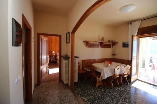 uma sala de jantar com uma mesa e algumas cadeiras em Casa Melina 1 em Tremezzo
