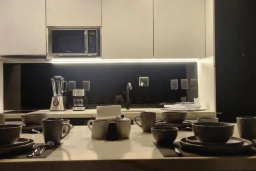 uma cozinha com copos e pratos num balcão em Exclusivo Departamento de lujo con jacuzzi privado em Tulum
