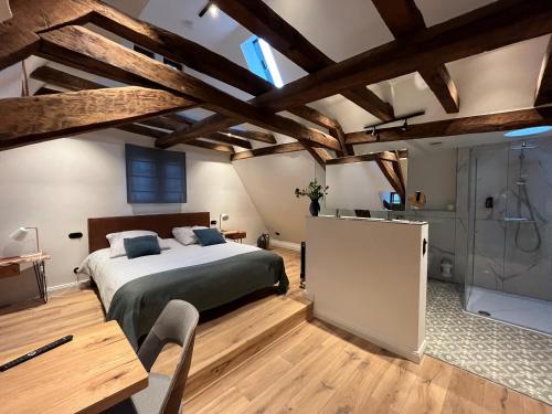 1 Schlafzimmer mit einem großen Bett und einem Badezimmer in der Unterkunft Landgasthof zur Burg Grenzau in Höhr-Grenzhausen