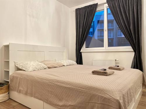 Un dormitorio con una cama grande con dos toallas encima. en Rezidence Vackov, en Praga