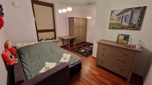 sala de estar con cama y tocador en Na Kazimierza, en Poznan