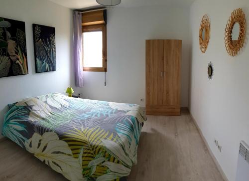 - une chambre avec un lit et une couverture colorée dans l'établissement Beau T3 70m2 Ajaccio, à Ajaccio