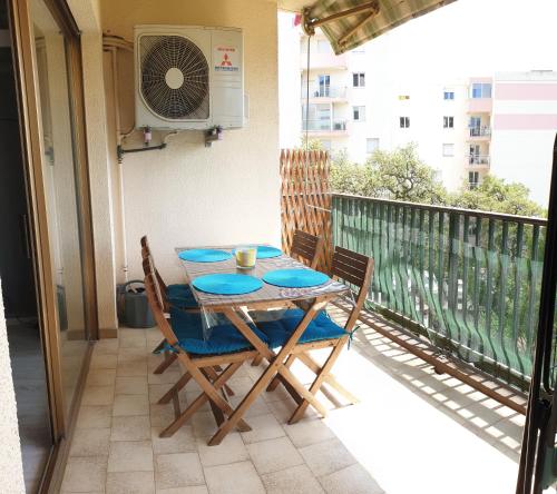 - un balcon avec une table et des chaises et un ventilateur dans l'établissement Beau T3 70m2 Ajaccio, à Ajaccio