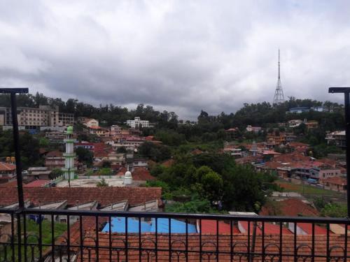 - une vue sur la ville depuis le haut d'un bâtiment dans l'établissement Honey Palace Homestay, à Madikeri