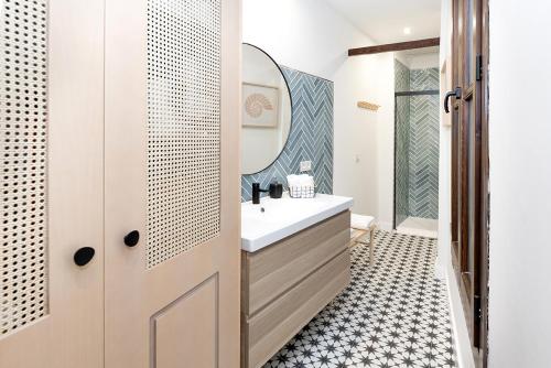 a bathroom with a white sink and a mirror at Apartamentos PROGRESO in Granada