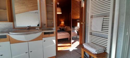 een kleine badkamer met een wastafel en een slaapkamer bij Arrayanes Royal in Sierra Nevada