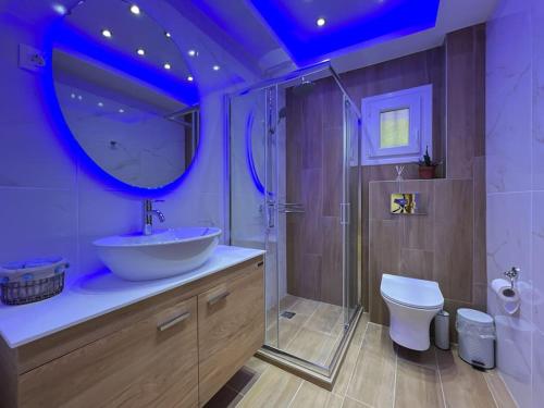 ein Bad mit einem Waschbecken, einer Dusche und einem WC in der Unterkunft Purple studio in Thessaloniki